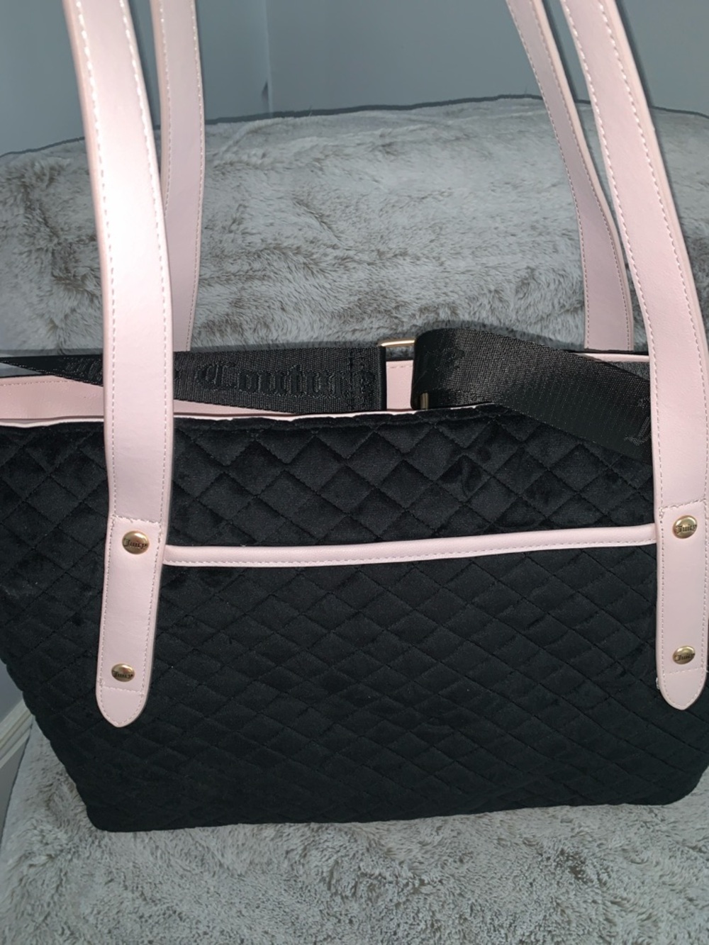 🆕- Juicy Couture JUICY TALE Black Quilted Weekender Bag with Pink Trim - Picture 8 of 9